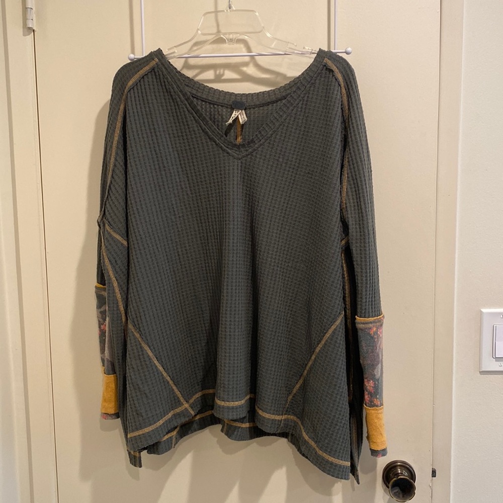 WE THE FREE V-neck sweater w/ patchwork sleeves